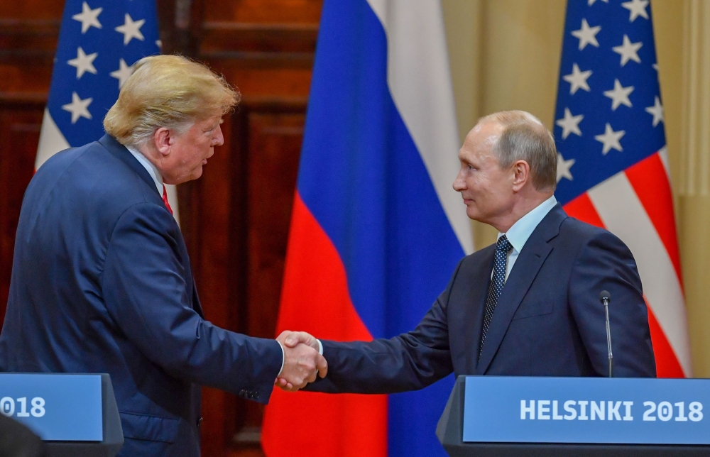 Donald Trump and Vladimir Putin shake hands before attending a joint press conference after a meeting at the Presidential Palace in Helsinki on July 16, 2018 (AFP / Yuri Kadobnov) 