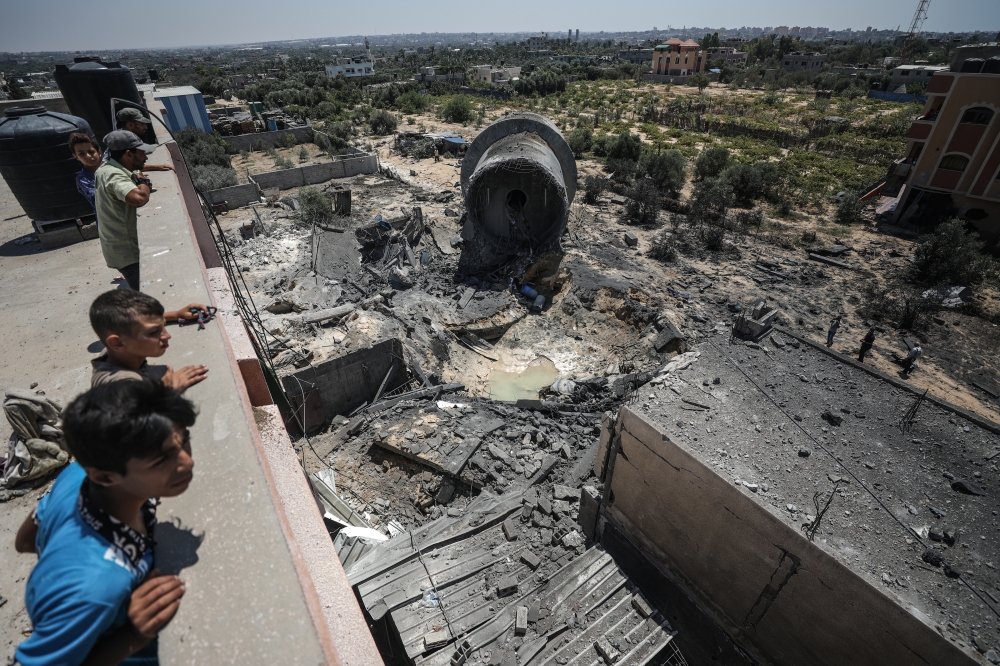Palestinians inspect the wreckage of Al-Mughraqa municipality building after warplanes belonging to Israeli army carried out an airstrikes over residential areas in Gaza City, Gaza on August 9, 2018. (Ali Jadallah/Anadolu Agency) 