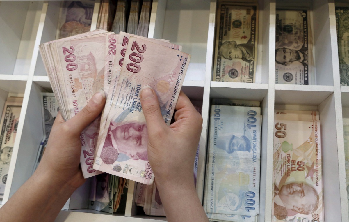 A money changer counts Turkish lira bills at an currency exchange office in central Istanbul, Turkey,  August 21, 2015. Reuters/Murad Sezer