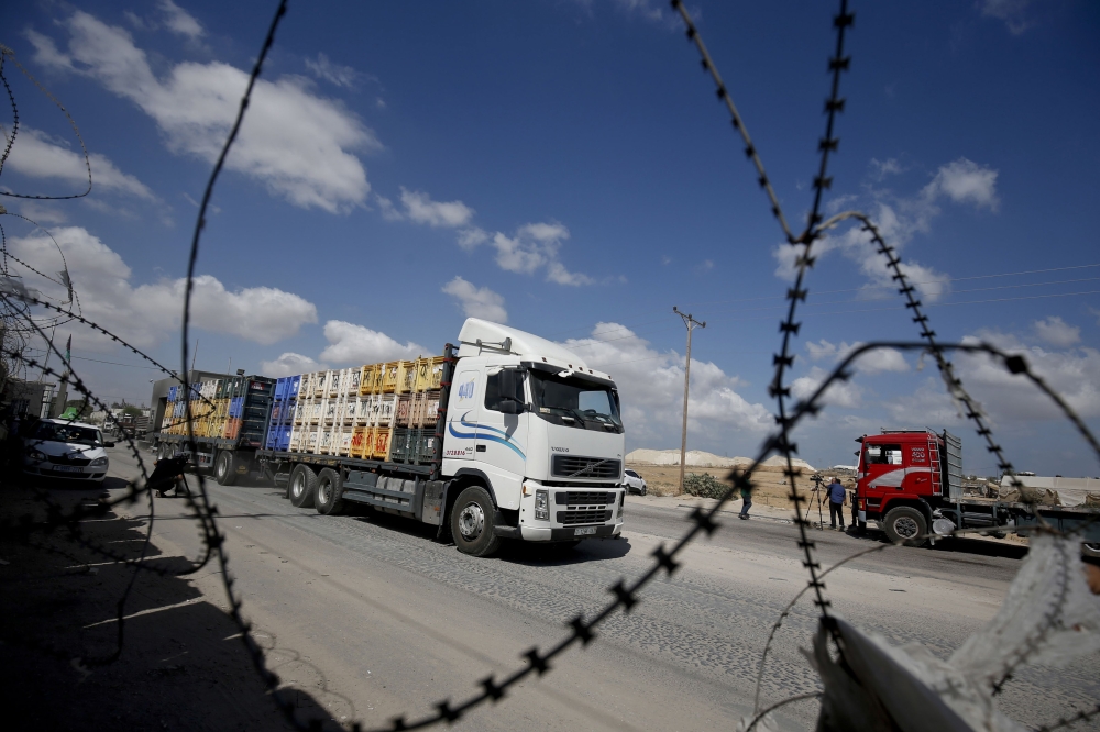 A truck carrying goods to Palestinians arrives at Kerem Shalom crossing in Rafah in the southern Gaza Strip on August 15, 2018. / AFP / SAID KHATIB 