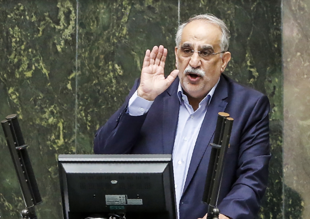 Masoud Karbasian, Iran's Economy Minister, speaks in parliament in the capital Tehran on August 26, 2018 before a vote by lawmakers which saw him impeached. / AFP / ATTA KENARE 
