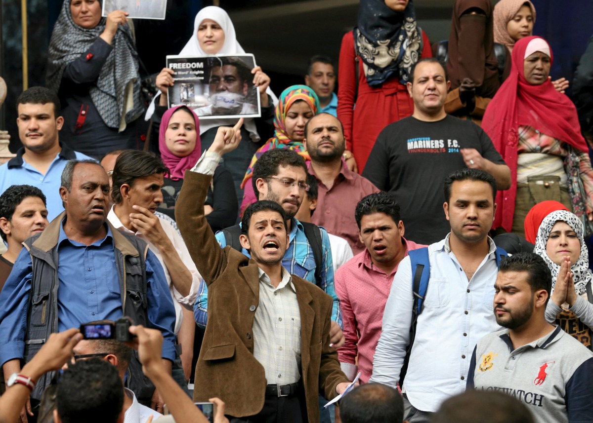 FILE PHOTO: Journalists demand the release of detained journalists in front of the Press Syndicate in Cairo, April 26, 2016. Reuters/Mohamed Abd El Ghany