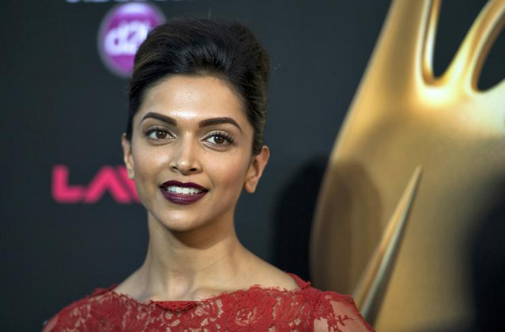 Indian film star Deepika Padukone walks the green carpet as she arrives for the 15th annual International Indian Film Awards in Tampa, Florida, April 26, 2014. Reuters/Steve Nesius
