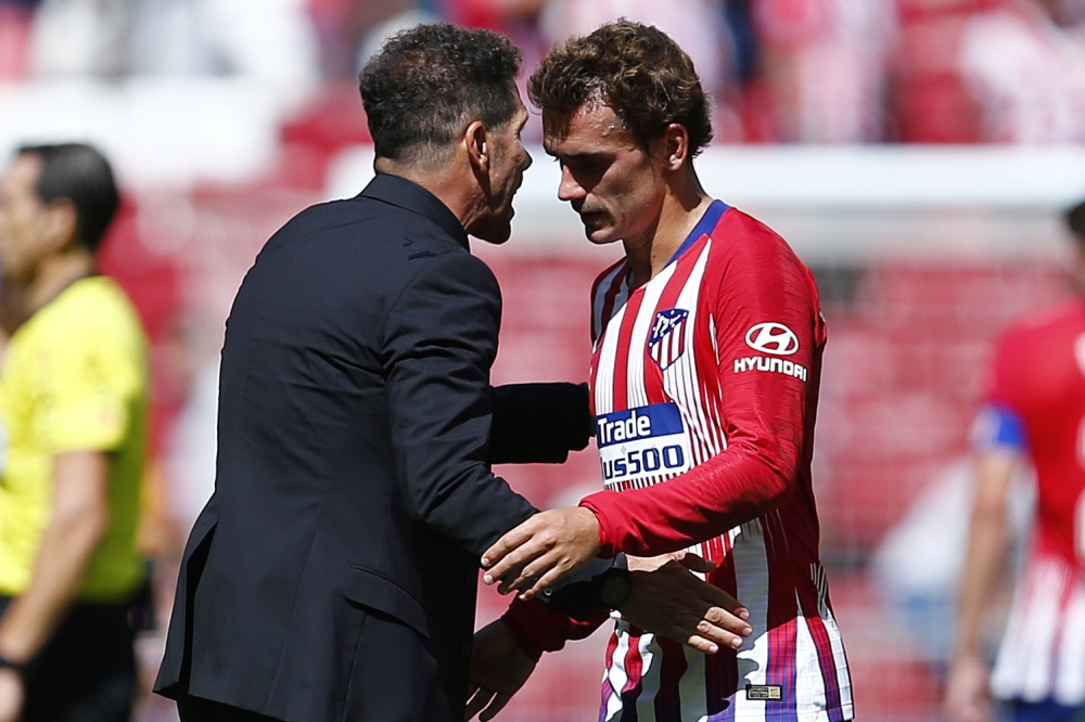 Atletico Madrid's Argentinian coach Diego Simeone (L) talks to Atletico Madrid's French forward Antoine Griezmann during the Spanish league football match between Club Atletico de Madrid and Eibar at the Wanda Metropolitan stadium in Madrid on September 1