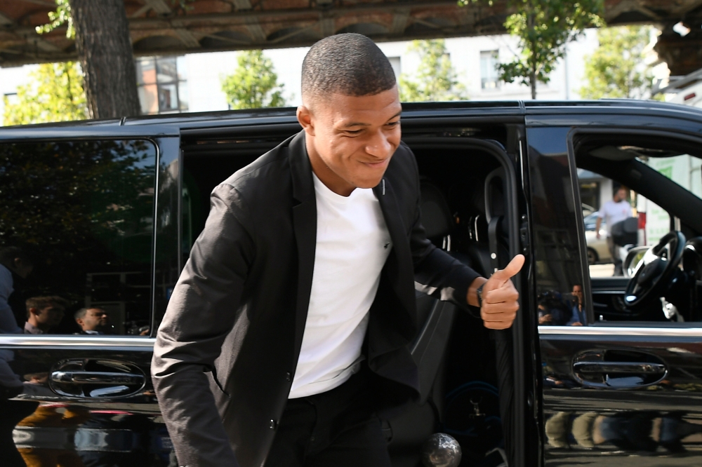 Paris Saint-Germain's forward Kylian Mbappe gestures as he arrives at French football federation (FFF) headquarters prior to his appeal hearing before the FFF disciplinary committee, on September 20, 2018 in Paris. / AFP / Lionel BONAVENTURE