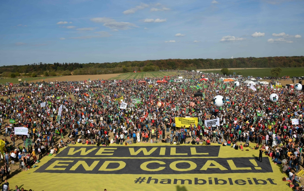 Demonstrators gather on October 6, 2018 close to the Hambacher Forst forest near Buir and Niederzier, western Germany, in a protest to stop the ancient woodland from being razed for an expanding open-pit coal mine operated by energy company RWE.  AFP / SA