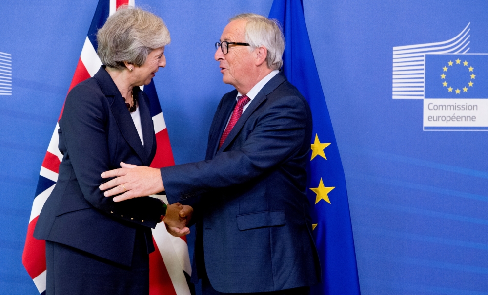  British Prime Minister Theresa May (L) and President of the European Commission Jean-Claude Juncker (R) shake hands during their meeting in Brussels, Belgium on October 17, 2018. (Dursun Aydemir - Anadolu Agency)