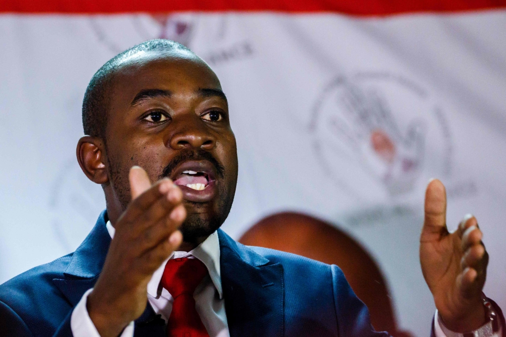 Zimbabwe main opposition leader Nelson Chamisa of the Movement for Democratic Change (MDC) Alliance gestures during a press conference on Zimbabwe's economic crisis on October 23, 2018 at his party headquarters in Harare. / AFP / Jekesai NJIKIZANA