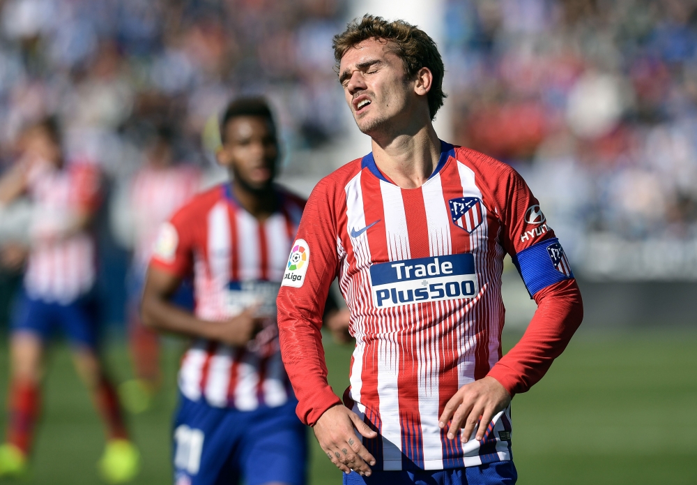 Atletico Madrid's French forward Antoine Griezmann gestures during the Spanish league football match between Club Deportivo Leganes SAD and Club Atletico de Madrid at the Estadio Municipal Butarque in Leganes on November 3, 2018. / AFP / OSCAR DEL POZO