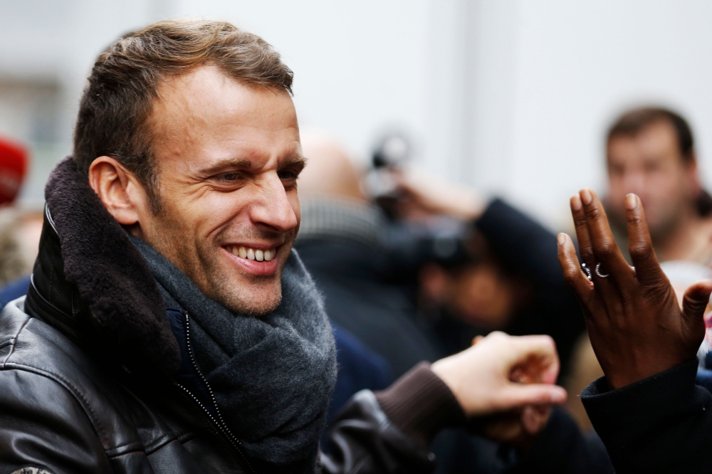 French President Emmanuel Macron walks on the street after leaving a restaurant on November 1, 2018 in Honfleur, northwestern France, where the presidential couple is spending the All Saints holidays. / AFP / CHARLY TRIBALLEAU