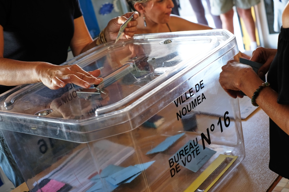People cast their ballots for or against the independence of New Caledonia, November 4, 2018 in Noumea, New Caledonia.  / AFP / Theo Rouby