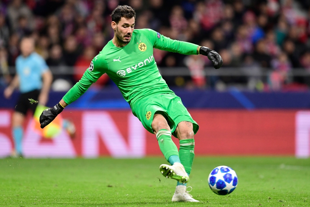 Borussia Dortmund's Swiss goalkeeper Roman Buerki kicks the ball during the UEFA Champions League group A football match between Club Atletico de Madrid and Borussia Dortmund at the Wanda Metropolitan stadium in Madrid on November 6, 2018. / AFP / JAVIER 
