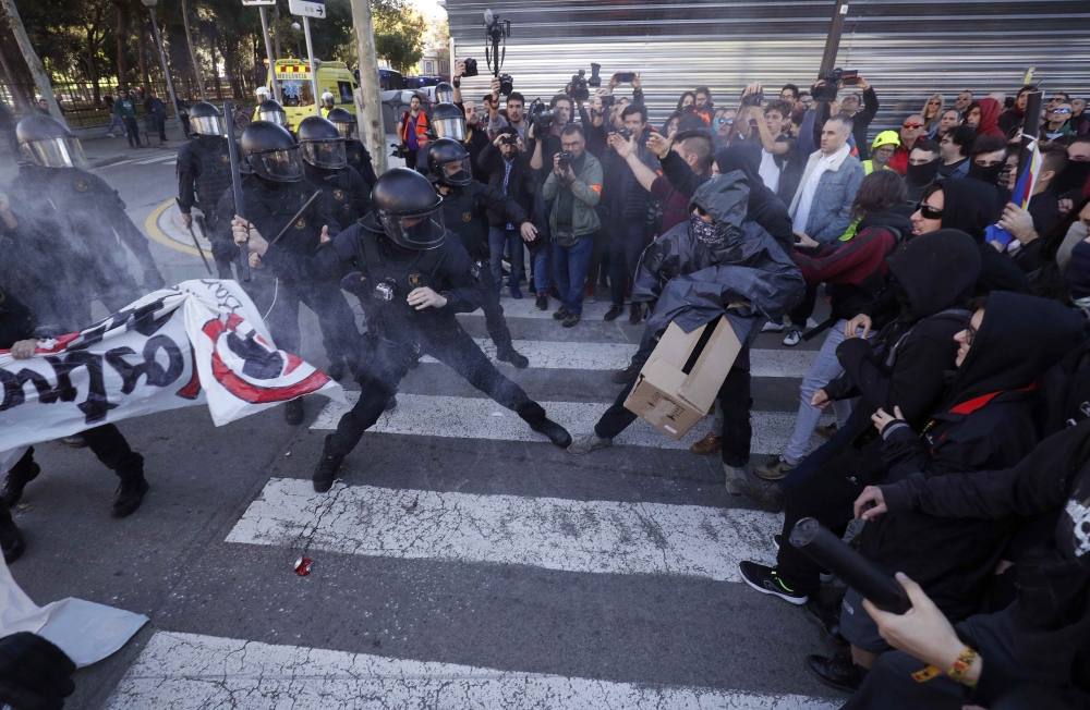 Mossos d'Esquadra police officers and protesters from Committees for the Defence of the Republic (CDR) clash during a demonstration in Barcelona, Spain, November 10, 2018. REUTERS/Albert Gea