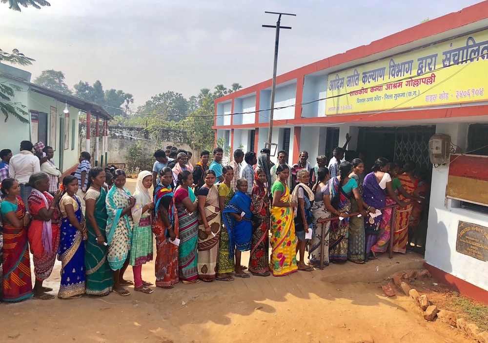 Indian voters line up to vote at a polling station in Sukma in Chhattisgarh state on November 12, 2018. / AFP / -