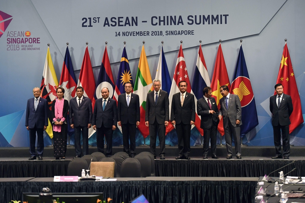 (L to R) Malaysia's Prime Minister Mahathir Mohamad, Myanmar State Counsellor Aung San Suu Kyi, Philippine President Rodrigo Duterte, Vietnam's Prime Minister Nguyen Xuan Phuc, Chinese Premier Li Keqiang, Singapore's Prime Minister Lee Hsien Loong, Thai P
