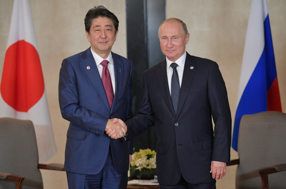 Japanese Prime Minister Shinzo Abe and Russian President Vladimir Putin attend a meeting on the sidelines of the ASEAN-Russia Summit in Singapore, November 14, 2018. Sputnik/Alexei Druzhinin/Kremlin 