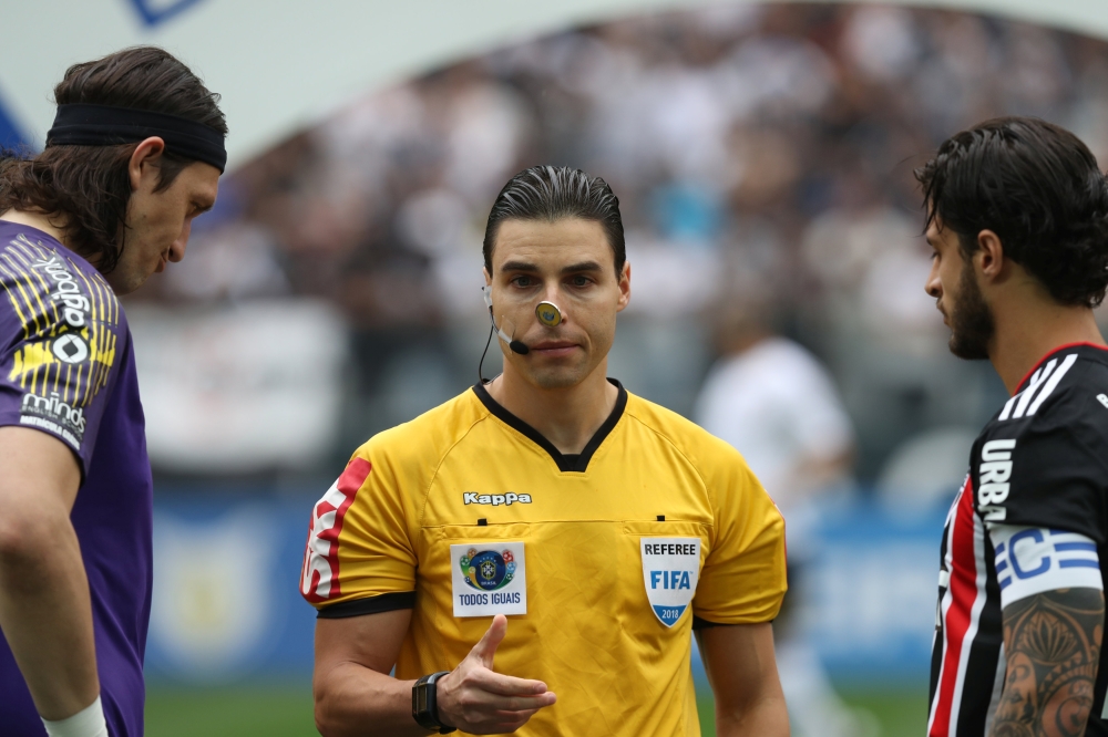 REPRESENTATIVE IMAGE:  Corinthians' Cassio and Sao Paulo's Hudson with the referee during the coin toss. Reuters/Leonardo Benassatto
