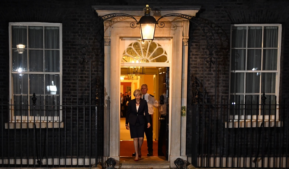 Britain's Prime Minister Theresa May comes out to give a statement outside 10 Downing Street in London on November 14, 2018, after holding a cabinet meeting where ministers were expected to either back the draft bexit deal or quit.  AFP / Ben Stansall
 