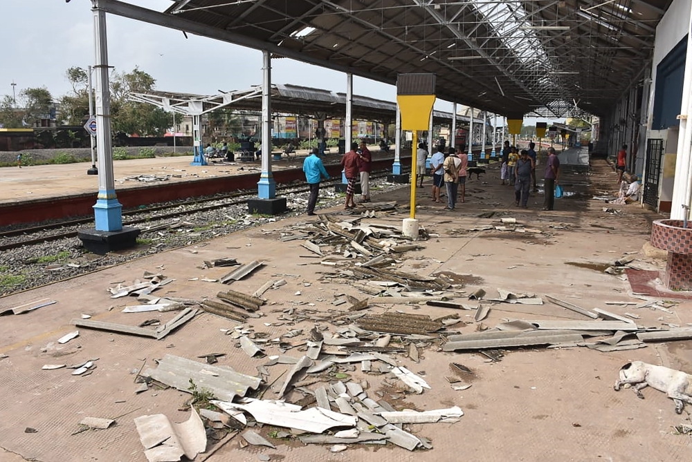 Debris from a damaged roof is pictured on a platform at the train station in Nagapattinam in India's southern Tamil Nadu state on November 16, 2018, after a cyclone struck the region. / AFP / - 