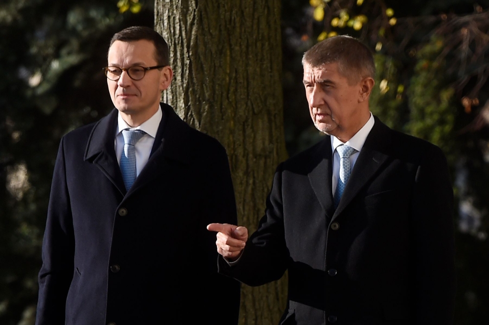 Czech Prime Minister Andrej Babis (R) gestures next to his Polish counterpart Mateusz Morawiecki during a welcome ceremony before of a joint meeting between the Czech and Polish governments on November 15, 2018 in Prague. / AFP / Michal Cizek 