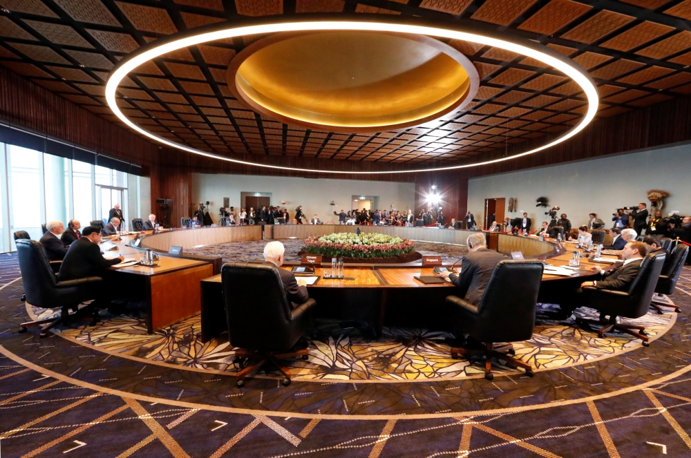 Leaders attend the retreat session of the APEC Summit in Port Moresby, Papua New Guinea November 18, 2018. REUTERS/David Gray