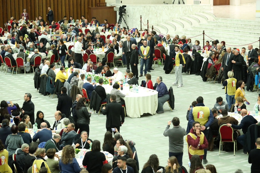 Pope Francis eats lunch with the poor after celebrating the Mass marking the Roman Catholic Church's World Day of the Poor, at Paul VI Hall at the Vatican November 18, 2018. Reuters/Remo Casilli