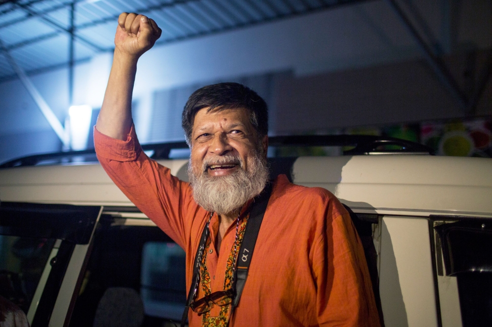 Bangladeshi photographer and activist Shahidul Alam reacts as he is released from Dhaka Central Jail, Keraniganj, near Dhaka, on November 20, 2018, after he was granted bail by the high court a few days prior.  AFP / Suman Paul