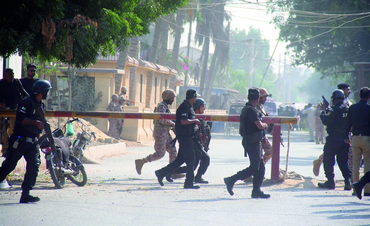 Pakistani security forces take measures outside the Chinese consulate after an armed attack in Pakistan’s southern port city of Karachi on November 23, 2018. At least seven people were killed. Sabir Mazhar/Anadolu Agency
