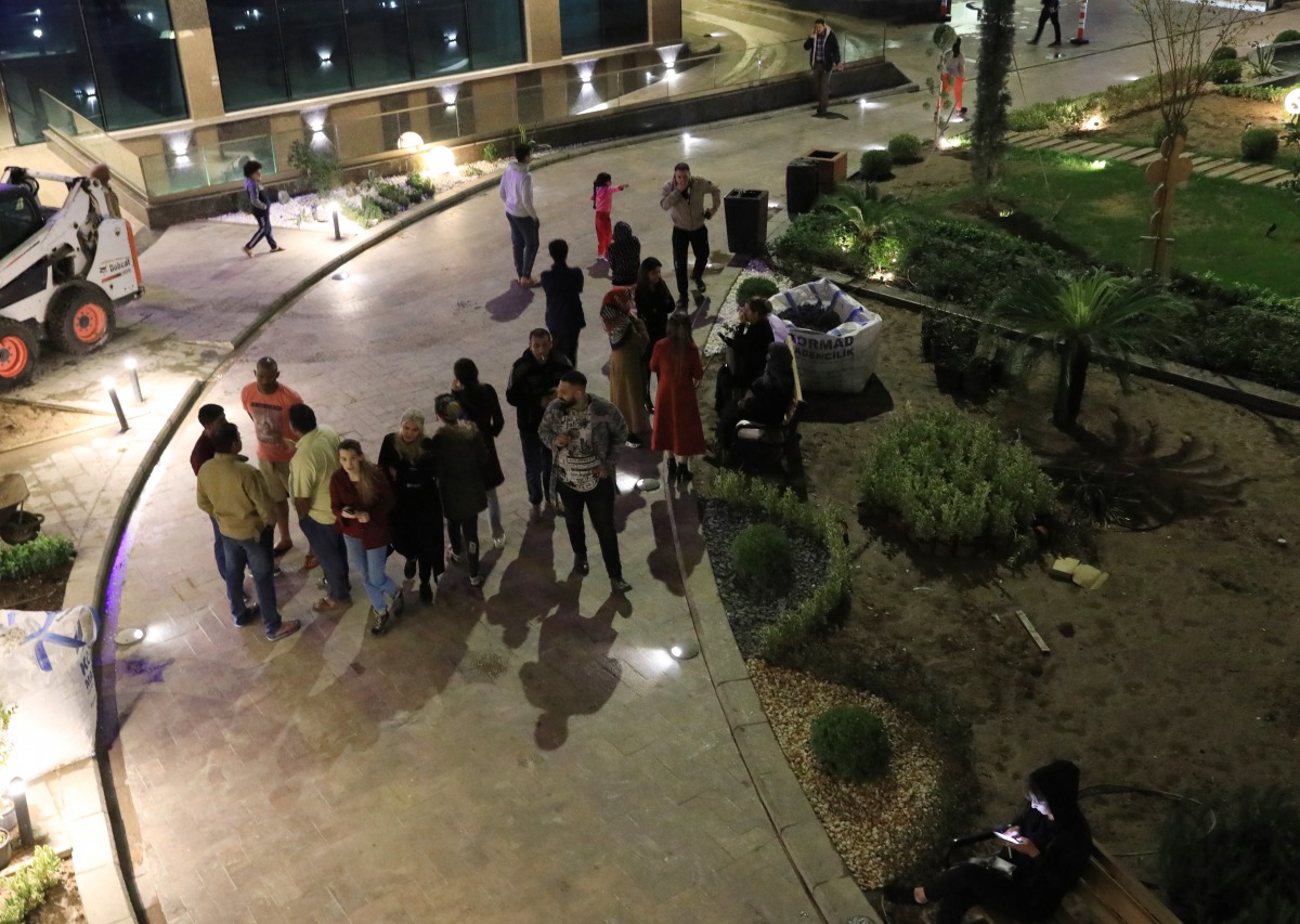 People wait outside of the buildings after 6.4 magnitude earthquake hits western Iran near its border with Iraq in Erbil, Iraq on November 25, 2018. (Yunus Kele?/Anadolu Agency)

