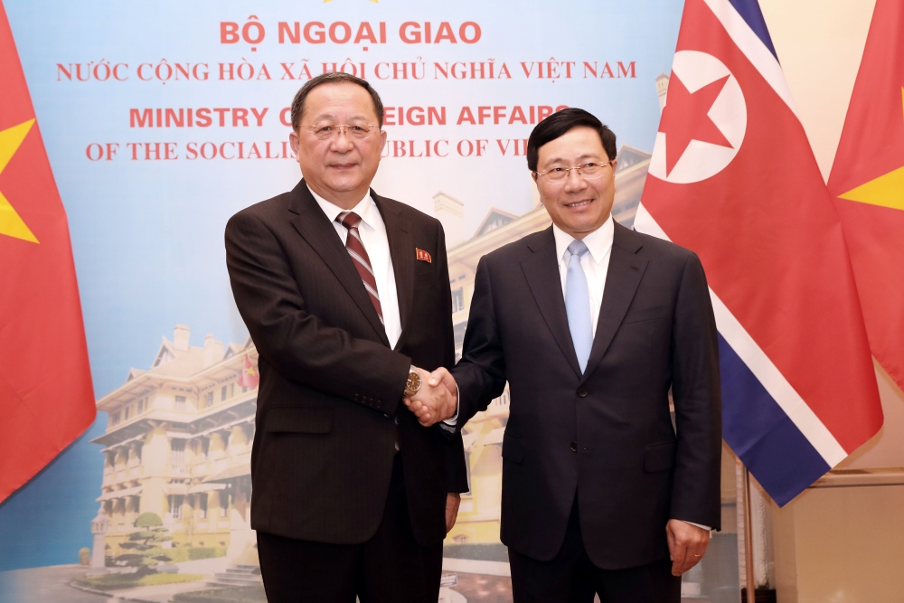 Vietnamese Foreign Minister Pham Binh Minh (R) shakes hands with his North Korean counterpart Ri Yong Ho (L) at the Government guesthouse in Hanoi, Vietnam, November 30, 2018. MINH HOANG/Pool via REUTERS