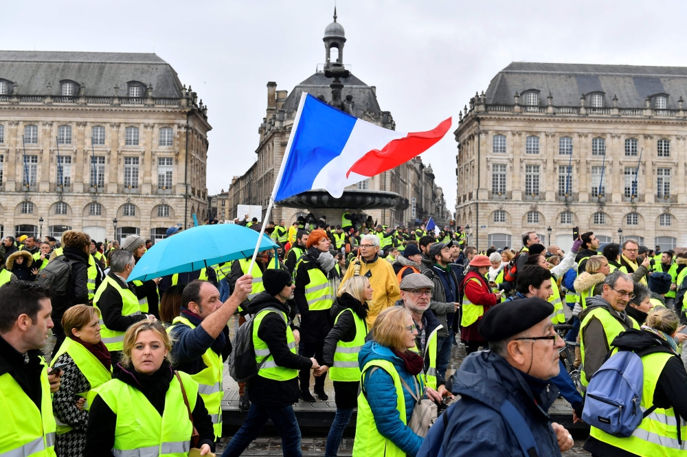 Yellow Vests (Gilets Jaunes in French) protesters demonstrate against rising oil prices and living costs in Bordeaux, southwestern France, on December 1, 2018. / AFP / NICOLAS TUCAT