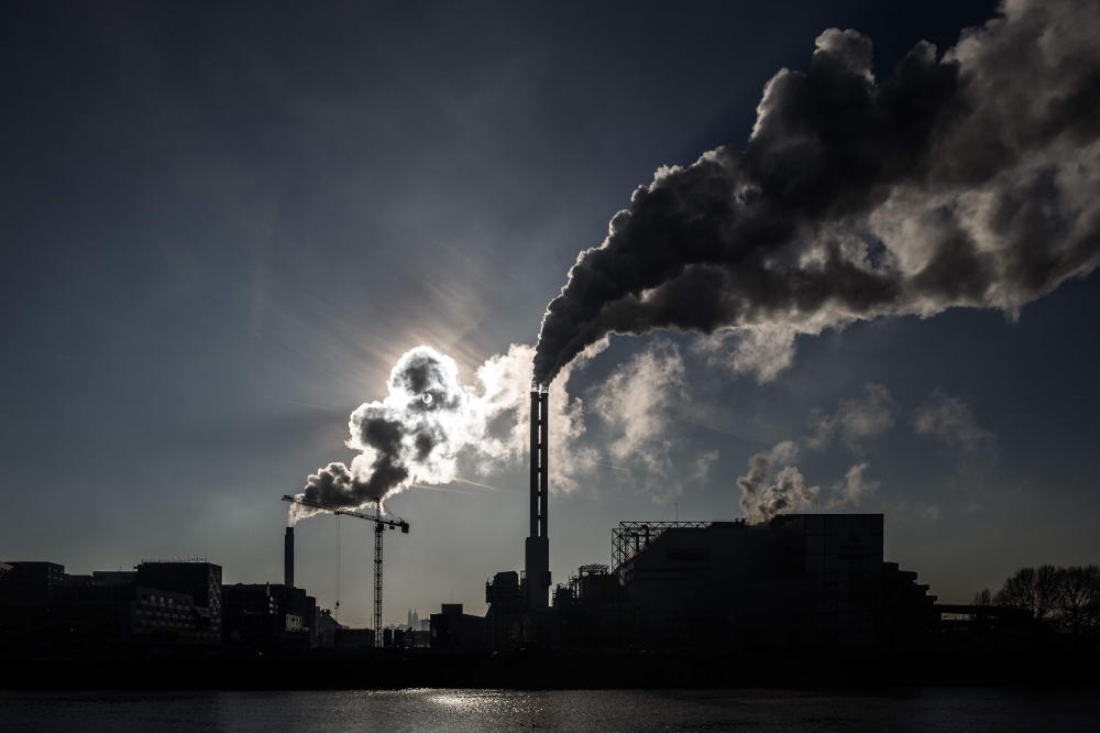 Smoke rises from the chimneys of a waste incineration plant in Saint-Ouen on the outskirts of the French capital Paris, on December 12, 2018. / AFP / Philippe LOPEZ
