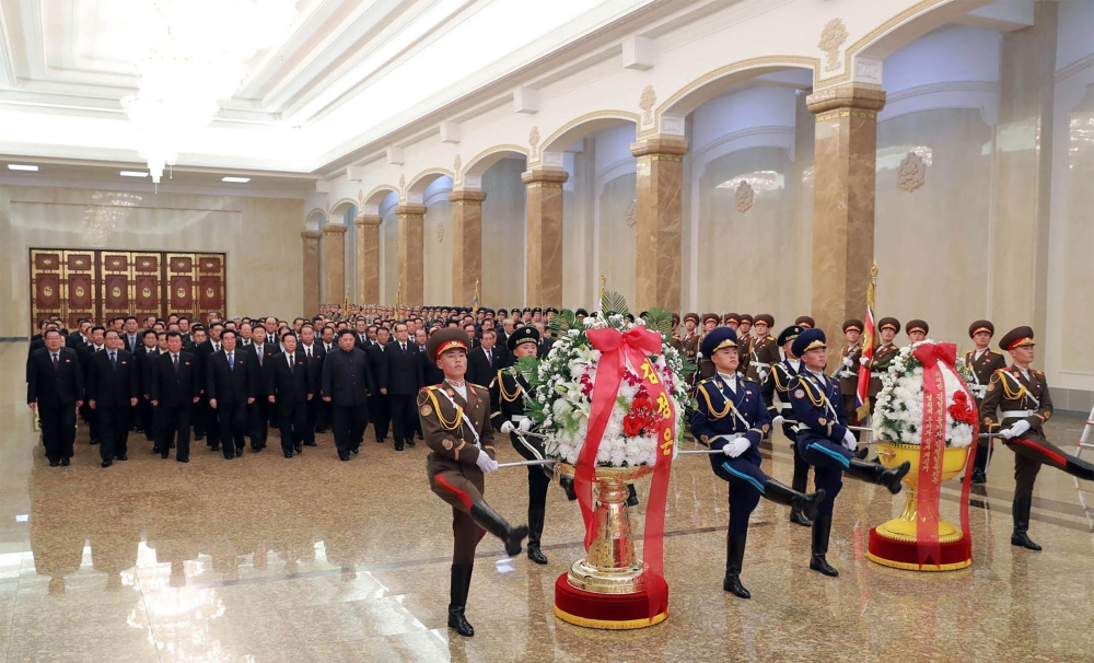 This picture released by North Korea's official Korean Central News Agency (KCNA) on December 17, 2018 shows North Korean leader Kim Jong Un (6th L) visiting the Kumsusan Palace of the Sun in Pyongyang. South Korea. AFP PHOTO/KCNA VIA KNS