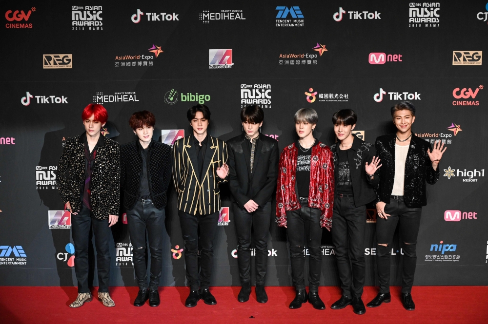 South Korean boy band BTS, also known as the Bangtan Boys, pose on the red carpet at the Mnet Asian Music Awards (MAMA) in Hong Kong on December 14, 2018. / AFP / Anthony WALLACE
