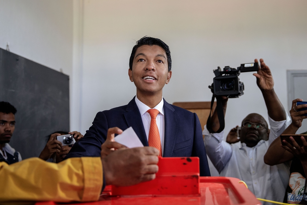 Presidential candidate Andry Rajoelina casts his ballot during the presidential election in Antananarivo, Madagascar on December 19, 2018. / AFP / GIANLUIGI GUERCIA 