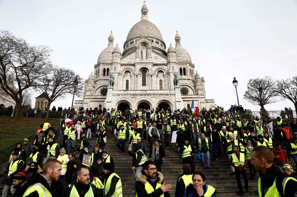 Yellow vest protestors go down the Montmartre Hill in Paris, on December 22, 2018, as demonstrations are announced in several regions of France.  AFP / Sameer Al-Doumy