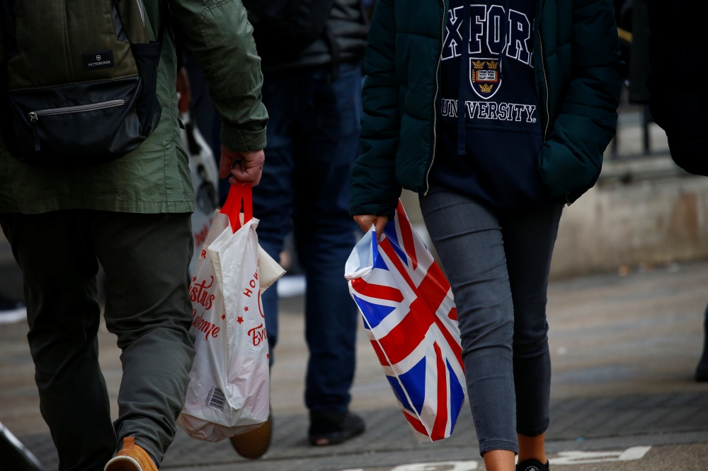 Shoppers carry shopping in plastic bags in the West End, in London, Britain December 27, 2018. (REUTERS/Henry Nicholls)