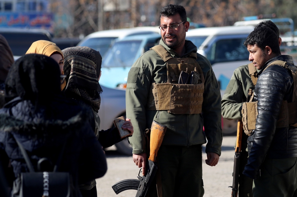 Armed men stand guard the streets in the northern Syrian town of Manbij, controlled by Kurdish-dominated Syrian Democratic Forces (SDF), on December 29, 2018.  AFP / Delil SOULEIMAN
