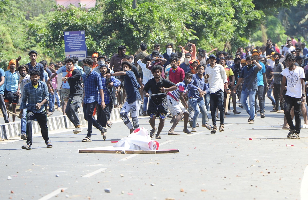 Indian protesters throw stones at police during a demonstration over two women entering the Sabarimala Ayyapa temple, in Palakkad in southern Kerala state on January 3, 2019. AFP / STR