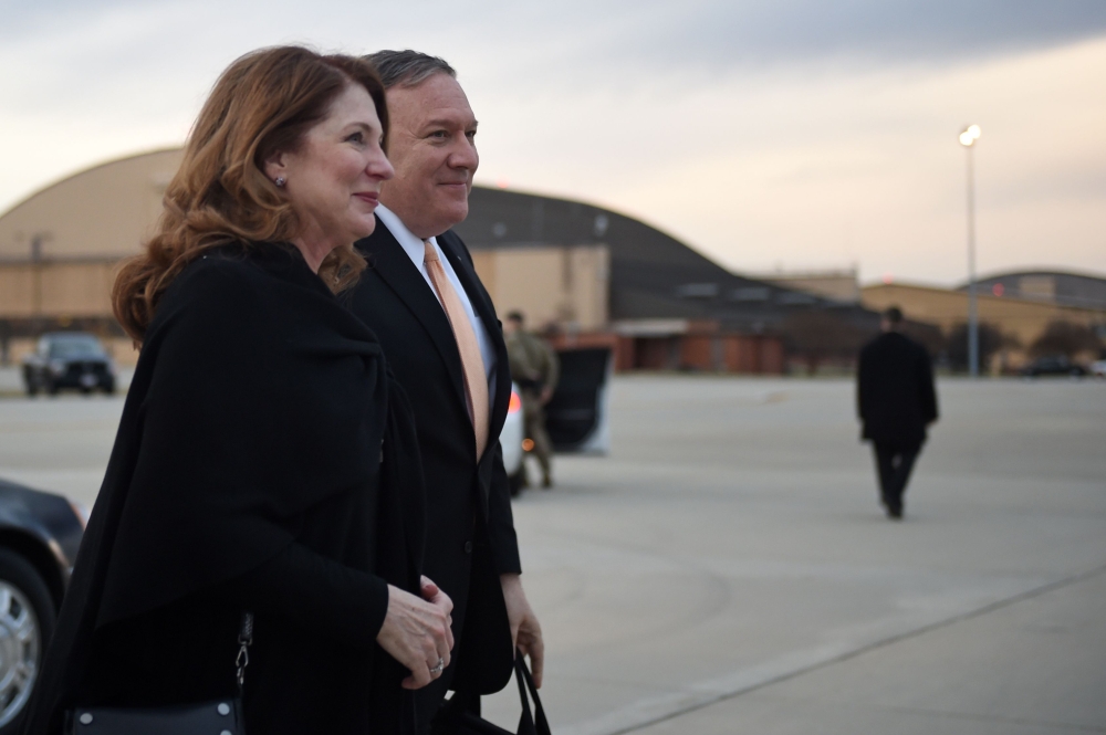 US Secretary of State Mike Pompeo and wife Susan Pompeo walk to the plane prior to departing from Joint Base Andrews on January 7, 2019. AFP / POOL / Andrew CABALLERO-REYNOLDS