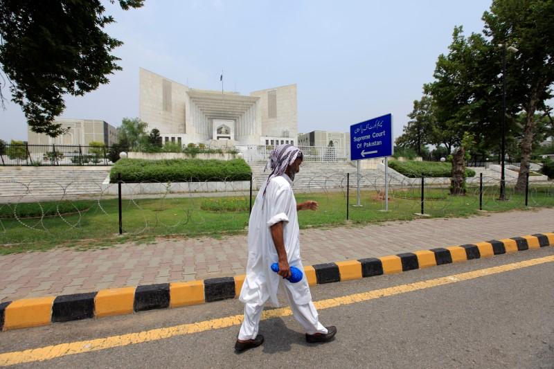The execution of Khizar Hayat, sentenced to death in 2003 for killing a colleague, was suspended by Pakistan's Supreme Court on Saturday, his legal team said, just three days before the 55-year-old was due to be hanged. (Reuters file photo)
