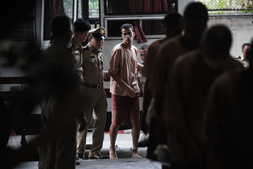 Hakeem al-Araibi (C), a Bahraini refugee and Australian resident, is escorted to a courtroom in Bangkok on February 4, 2019. AFP / Lillian SUWANRUMPHA