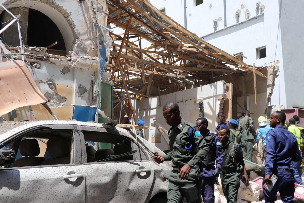 Security personnel secure the scene of a car-bomb attack on February 4, 2019, in Somalia capital Mogadishu's Hamarwayne District.  AFP / ABDIRAZAK HUSSEIN FARAH
