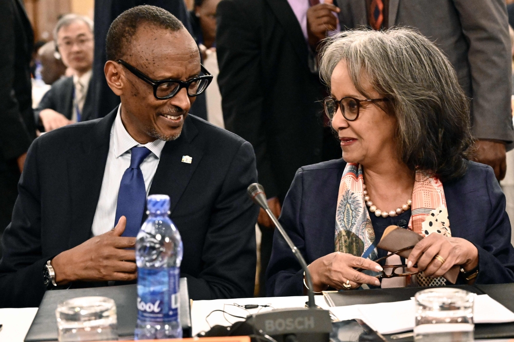 Rwanda's President Paul Kagame (L) and Ethiopia's President Sahle-Work Zewde (R) attend the 