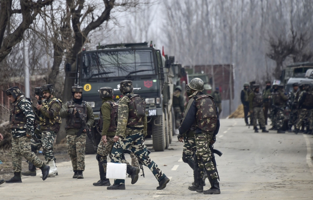 Indian security forces personnel are on manoeuvres as a gunfight with militants has happened that killed 4 soldiers, in South Kashmir's Pulwama district, some 10 km away from the spot of recent suicide bombing, on February 18, 2019. AFP / STR