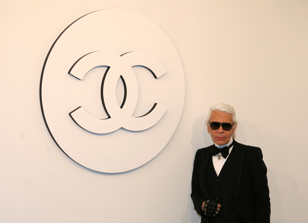 FILE PHOTO - Karl Lagerfeld arrives for the Chanel 2007/2008 collection fashion show in central London, December 6, 2007. REUTERS/Stephen Hird/File Photo
