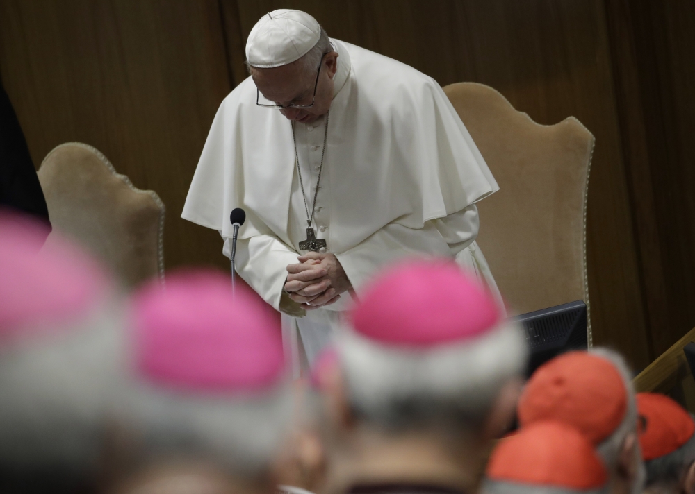 Pope Francis prays at the beginning of the third day of a global child protection summit for reflections on the sex abuse crisis within the Catholic Church, on February 23, 2019 at the Vatican. / AFP / POOL / Alessandra Tarantino 