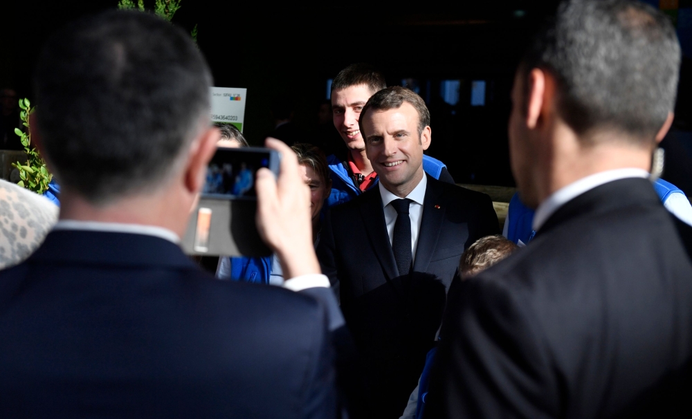French President Emmanuel Macron (C) poses for a photo with breeders as he visits the 56th International Agriculture Fair (Salon international de l'Agriculture) at the Porte de Versailles exhibition center in Paris, on February 23, 2019. AFP / POOL / JULI