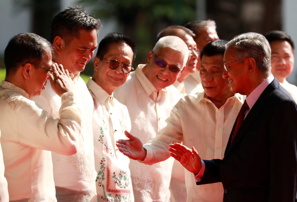 Philippine President Rodrigo Duterte introduces his cabinet members to Malaysian Prime Minister Mahathir Mohamad during the welcoming ceremony for the Malaysian leader at the Malacanang presidential palace in Manila, March 7, 2019. Reuters/Eloisa Lopez