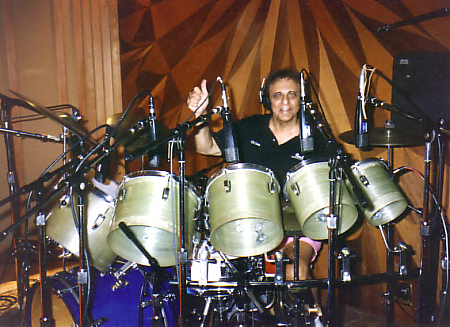 Hal Blaine at the drum kit, 2008 (Howard Thompson/CC BY-SA 2.0/Wikimedia Commons) 